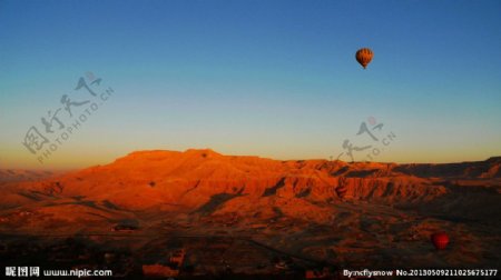 卢克索上空的热气球图片