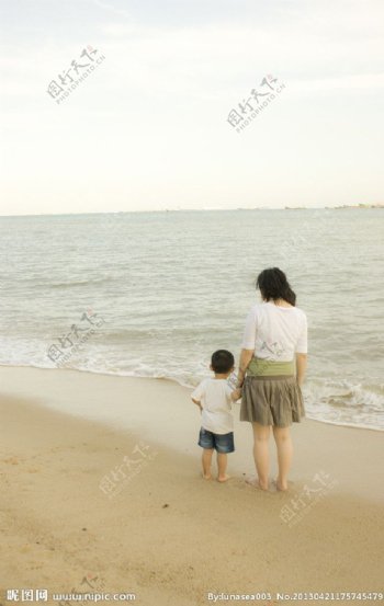 海边母子图片