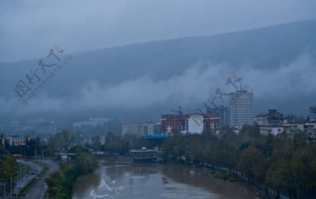 雾锁库拉河图片