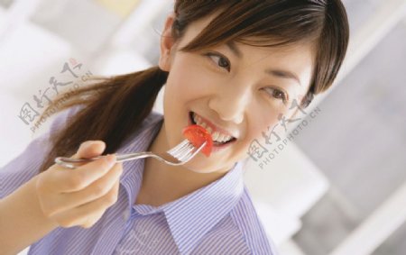 吃西红柿的少女图片