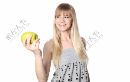 手拿苹果的女生图片
