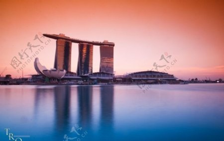 新加坡黄昏时海滨湾图片