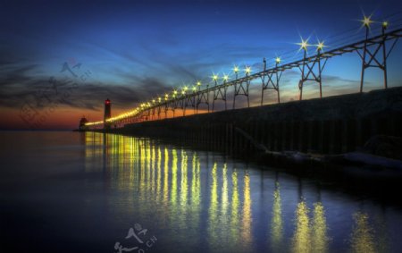 海边大桥夜景图片
