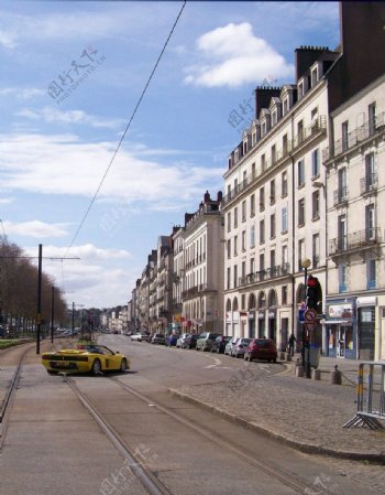 巴黎市郊的电车路图片