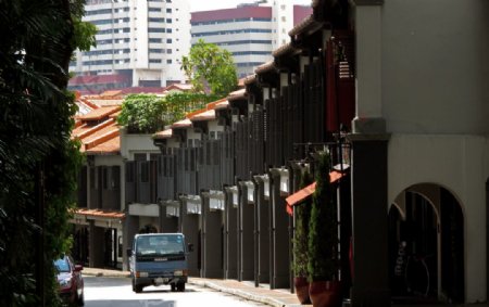 新加坡高楼前的小街图片