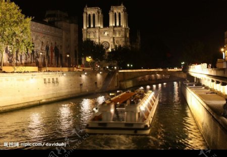 巴黎圣母院与塞纳河夜景图片