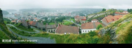 山顶俯视城市历史建筑图片