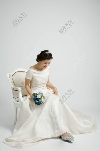穿婚纱的美丽新娘图片