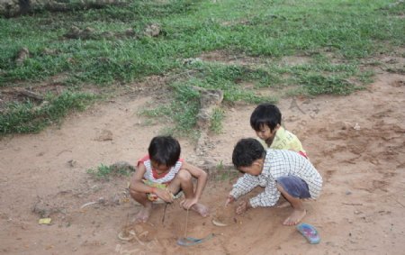 柬埔寨小吴哥窟内儿童玩耍图片