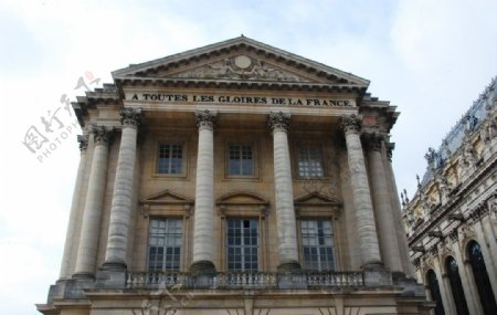 巴黎卢浮宫侧墙屋山头图片