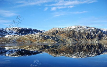 挪威雪山湖景图片