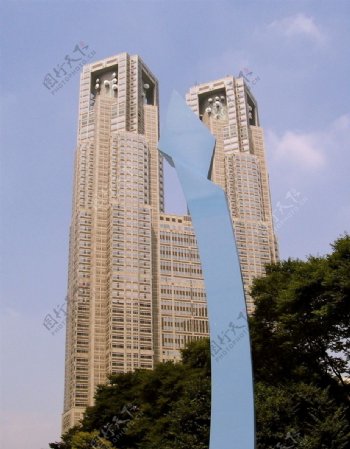 东京市政厅大楼和雕塑图片