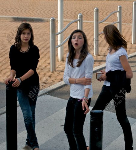 法国第戎街上的女学生图片