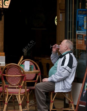 法国第戎小酒店门口喝酒老人图片