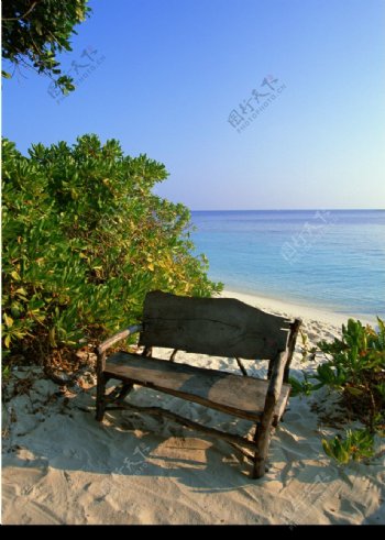 海边椅子图片