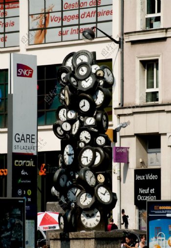 巴黎街頭的柱鐘图片