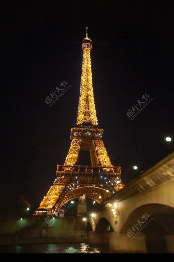 夜晚的艾夫尔铁塔图片