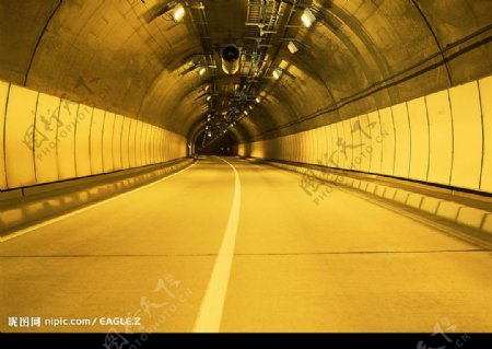 黄色调灯光的隧道图片