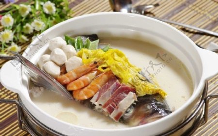 三鲜鱼头汤菜肴图片