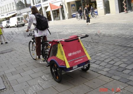 慕尼黑街头妈妈骑自行车带儿童车图片
