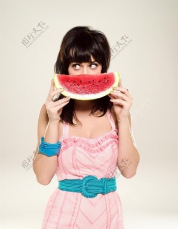 吃西瓜的女生图片