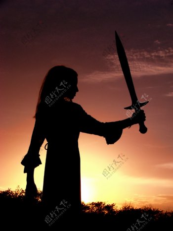 手握剑的女孩图片