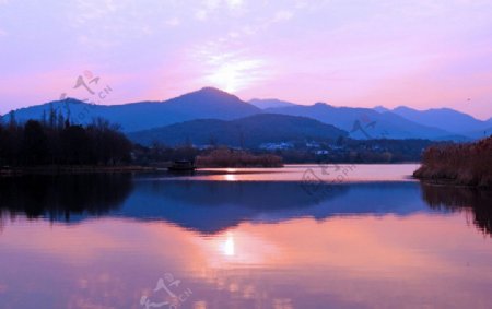 夕阳湖水图片