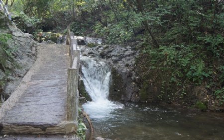 重渡沟石桥溪水图片