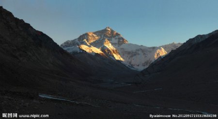 夕阳珠穆朗玛峰图片