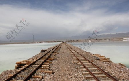 茶卡盐湖运盐的小铁路图片