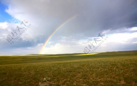 草原上的雨后彩虹图片