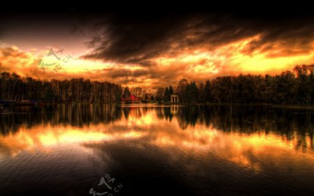 夕阳湖面图片