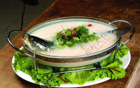 锅仔牛腩炖鲈鱼图片