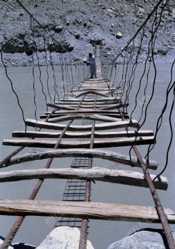 绳索木板桥图片
