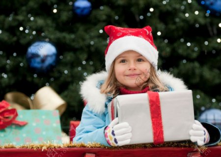 圣诞抱着礼盒的漂亮小女孩图片
