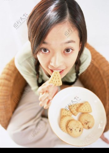 吃饼干的女孩儿图片