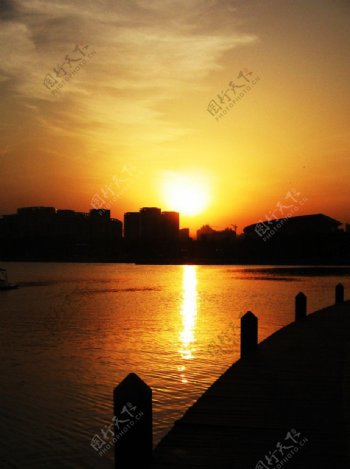 夕阳湖光图片