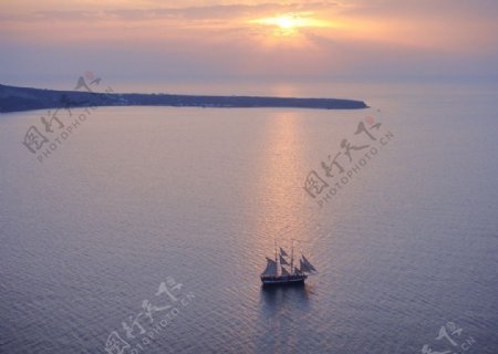 夕阳下的爱琴海港湾图片
