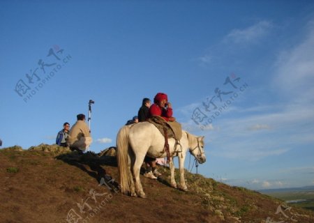 骑马的藏人图片