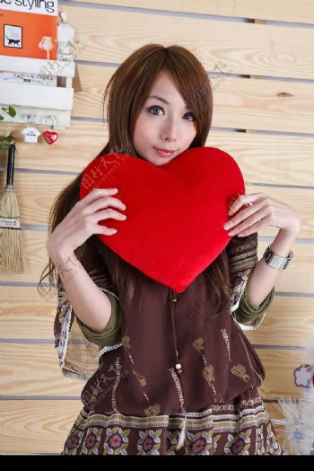 台湾美少女模特NINA捧着红心图片