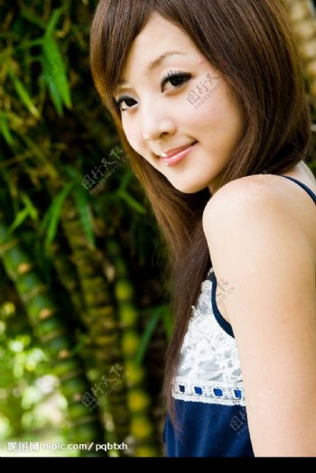 台湾网络人气美女果子MM蕾丝边短裙图片