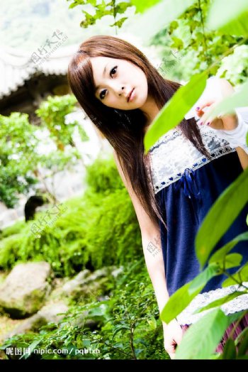 台湾网络人气美女果子MM蕾丝边短裙图片