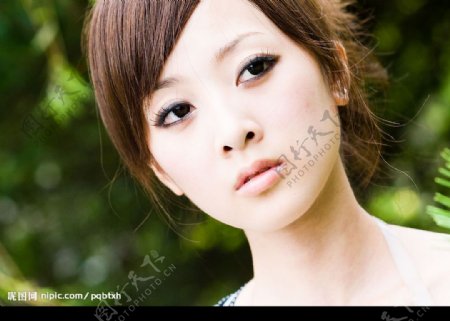 台湾网络人气美女果子MM露肩中袖T恤图片