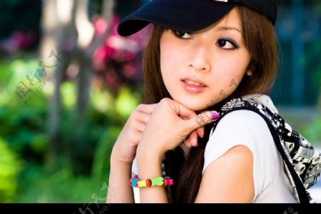 台湾网络超人气美女果子MM黑白连衫裙图片