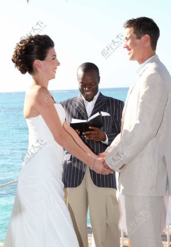 情侣海边结婚图片
