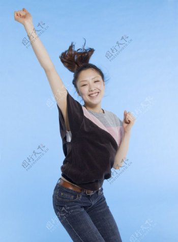 跳跃的女大学生图片