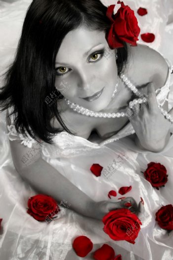 穿着婚纱满身玫瑰的新娘图片