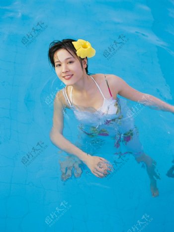 泳池清凉美女图片