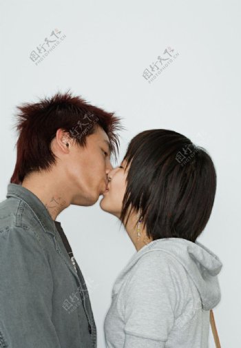 亲吻情侣图片
