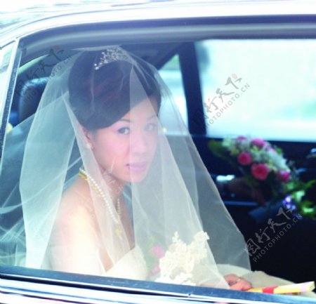 轿车上的新娘图片